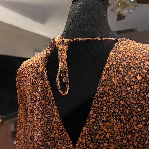 Spring Back Tie and Light Top - Picture 2 of 4